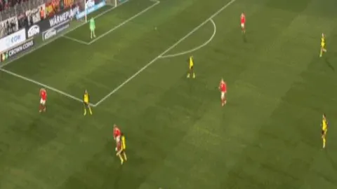 邊翼衛鄧弗裏斯荷蘭賽場連續進球，兩場比賽獨取5球引關注